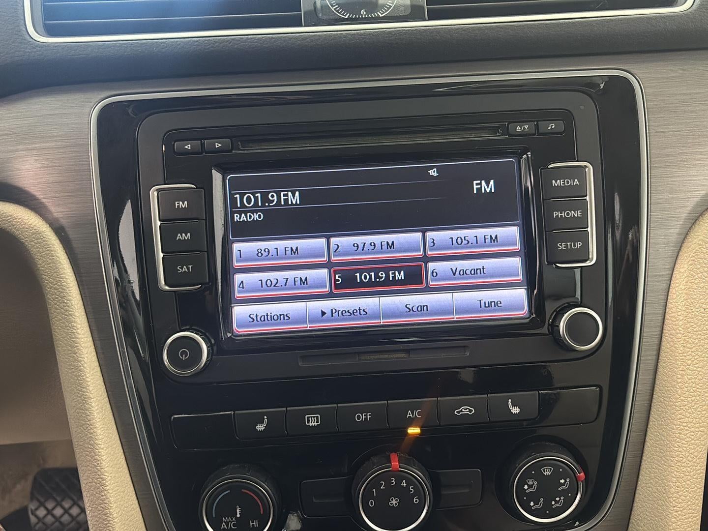 2014 Volkswagen Passat 2.5L SE