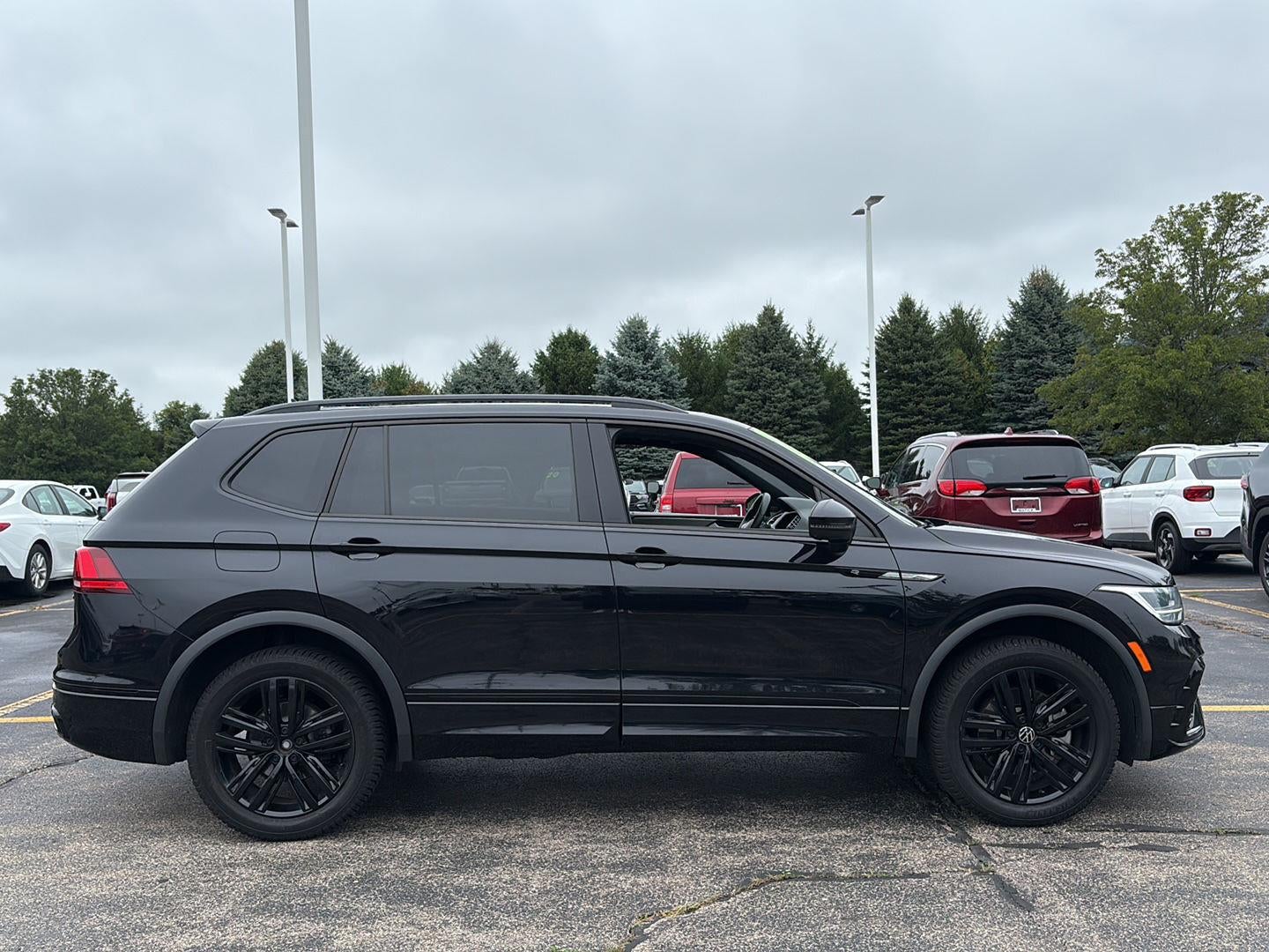 2022 Volkswagen Tiguan SE R-Line Black