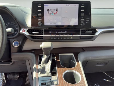 2022 Toyota Sienna LE