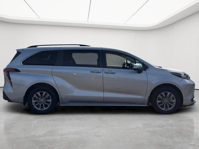 2022 Toyota Sienna LE