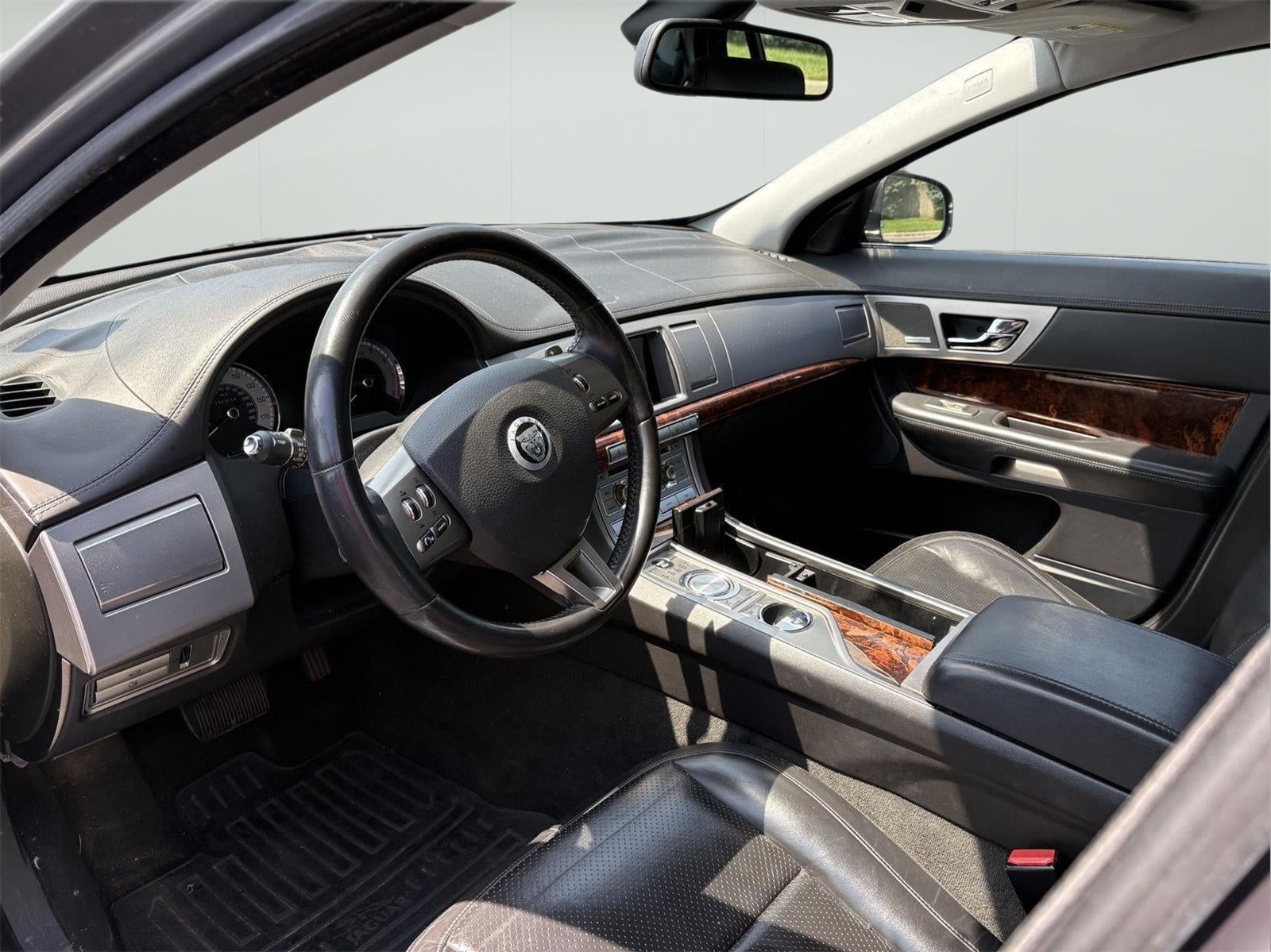 2010 Jaguar XF Premium Luxury